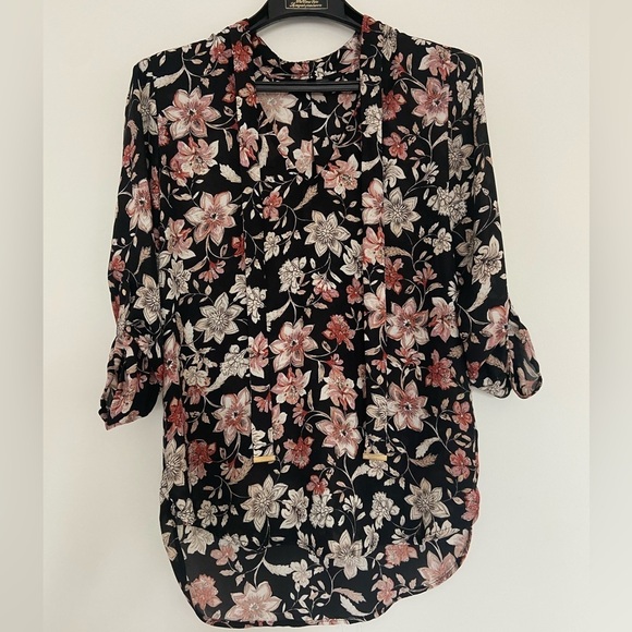 Dynamite Tops - 🤍🩵2 FOR $15🩵🤍 Dynamite floral blouse with tie neck